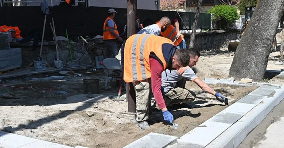 6 MART CADDESİ&rsquo;NDE KALDIRIM YENİLEME &Ccedil;ALIŞMALARI S&Uuml;R&Uuml;YOR