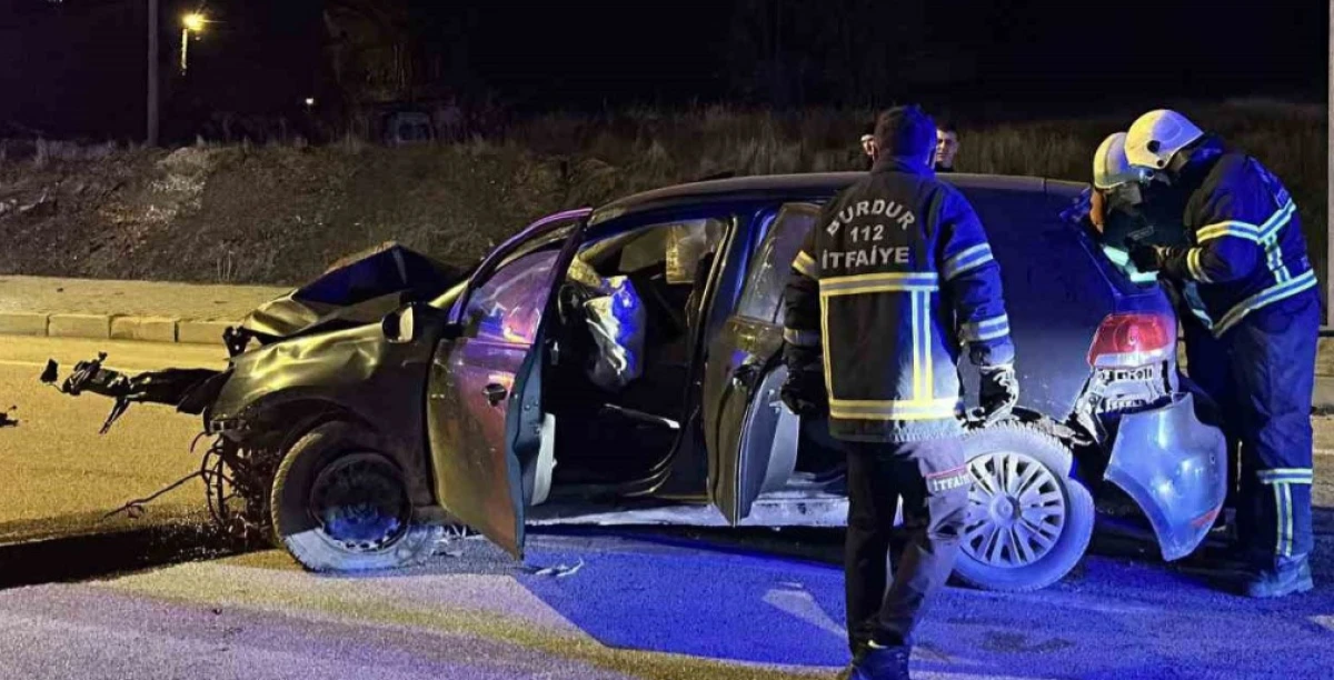 Alkoll&uuml; s&uuml;r&uuml;c&uuml; ortalığı savaş alanına &ccedil;evirdi: 2 yaralı