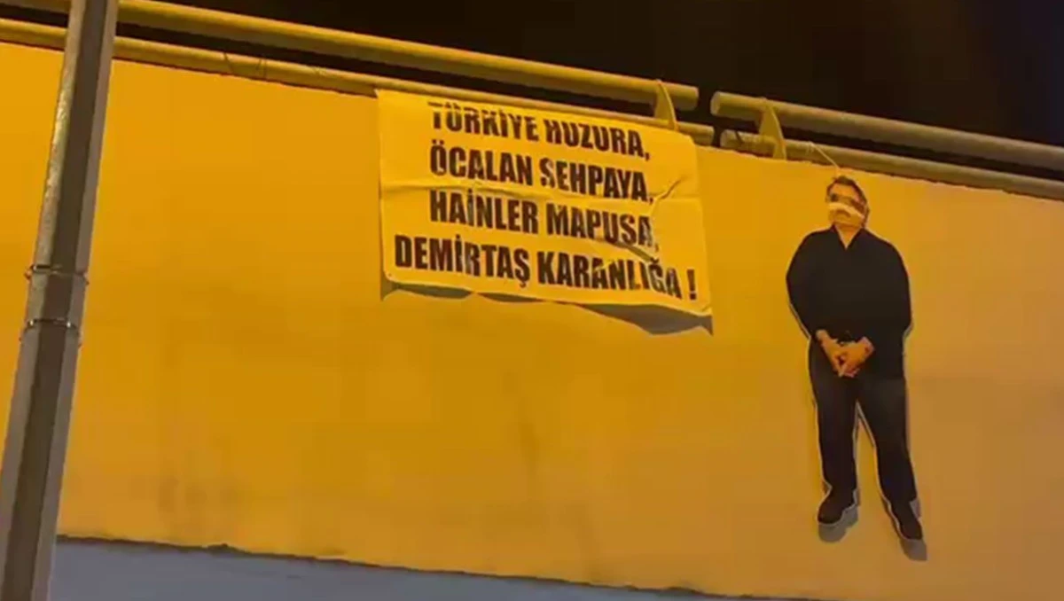 Alt Ge&ccedil;ite Asılan Sloganlı Pankart G&uuml;ndem Oldu!