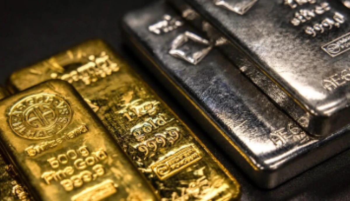 Altın ve g&uuml;m&uuml;ş rekor tazeledi! Uzman, kredi &ccedil;ekerek altın alanları uyardı