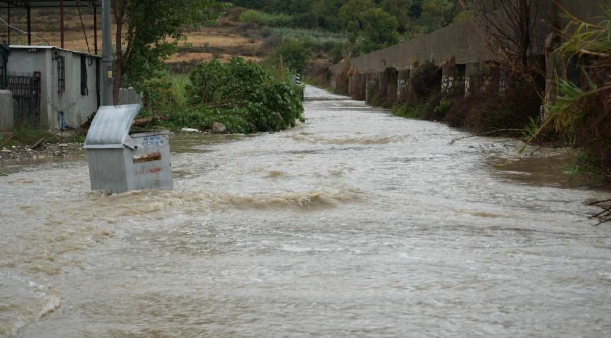 Antalya ilk yağışta sınıfta kaldı! Vatandaşlar ateş püskürdü
