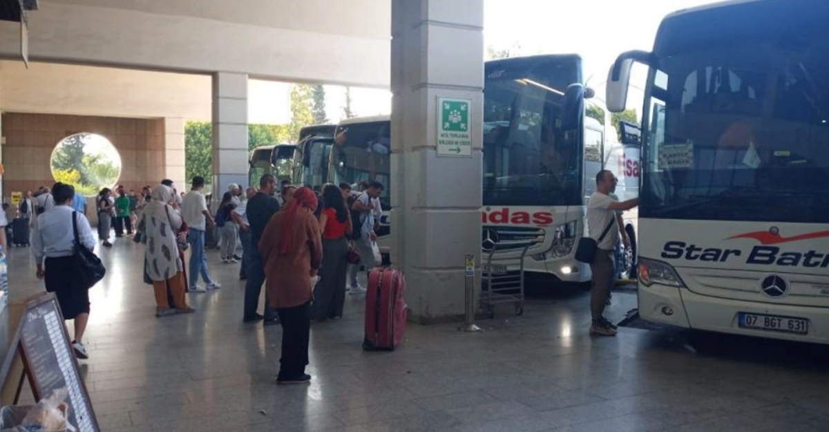 Antalya Otogarı'nda hareketli saatler! Çok sayıda yolcu mahsur kaldı