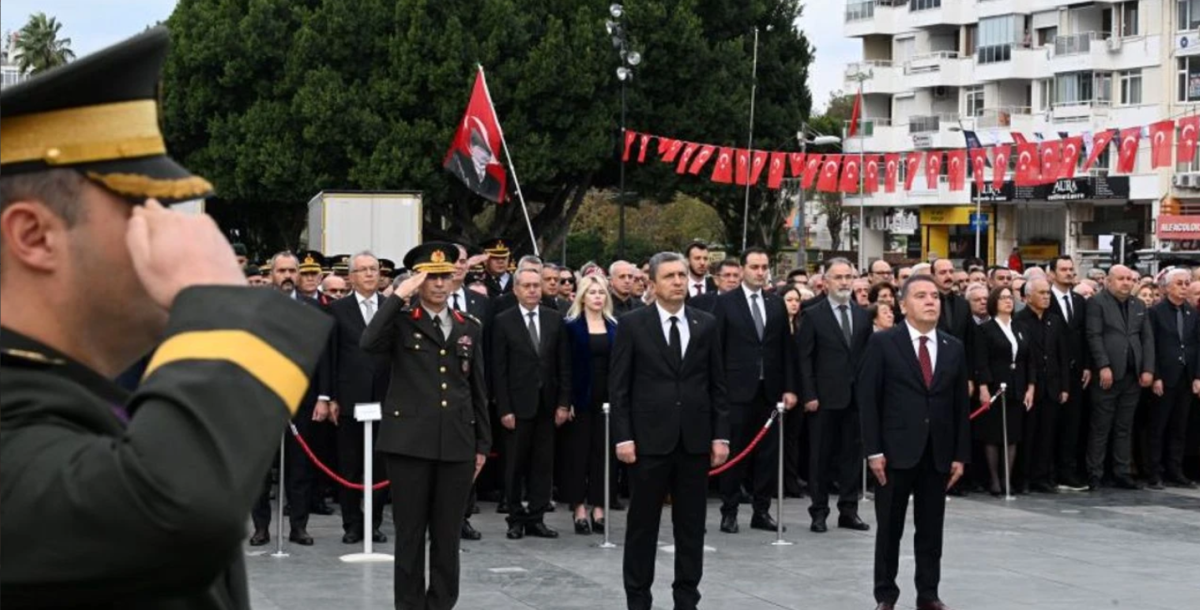 Antalya'da duygu dolu 10 Kasım anması