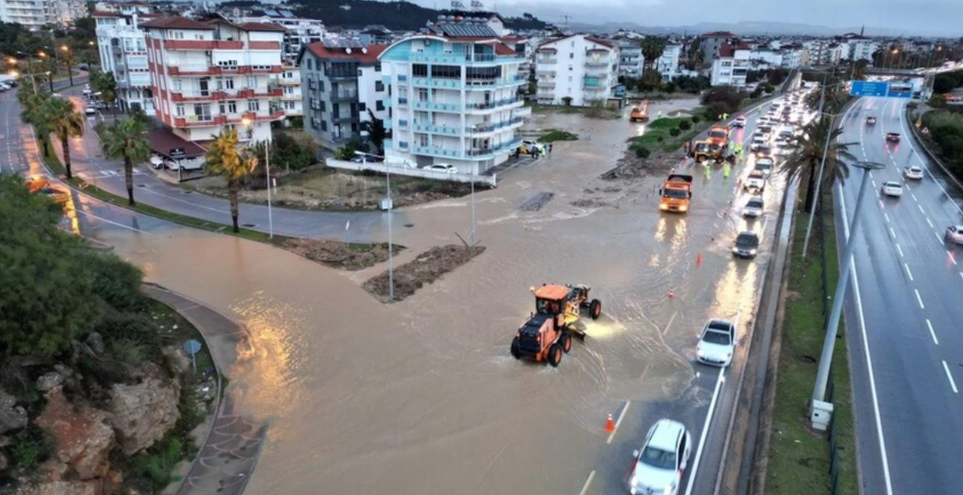 Antalya’da iki mahalle sular altında kaldı, belediye başkanından çok konuşulacak suçlama!