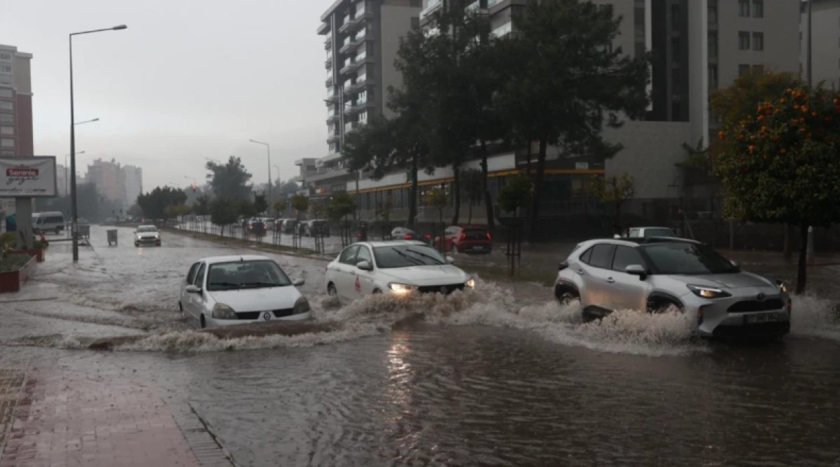 Antalya'da yollar g&ouml;le d&ouml;nd&uuml;
