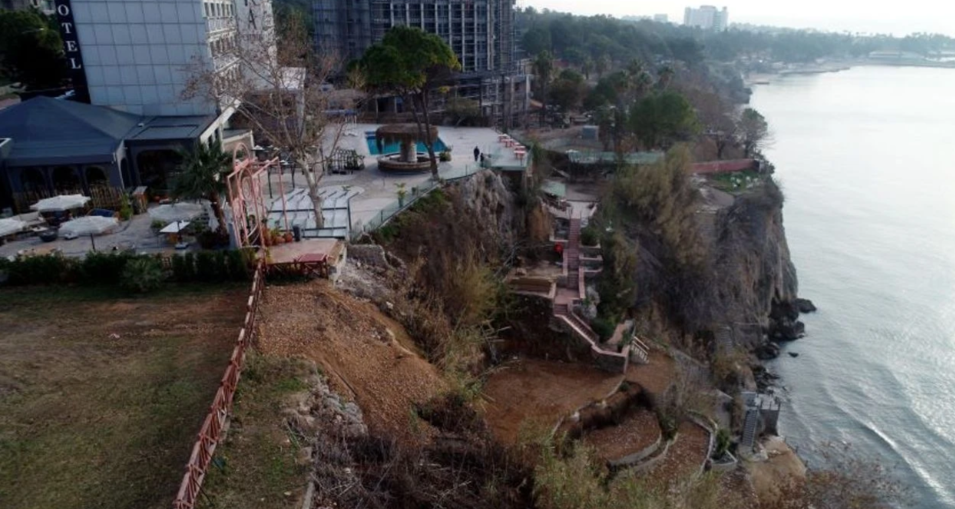 Antalya'nın doğa harikası falezlerinde bulunan kaçak asansör yıkıldı!