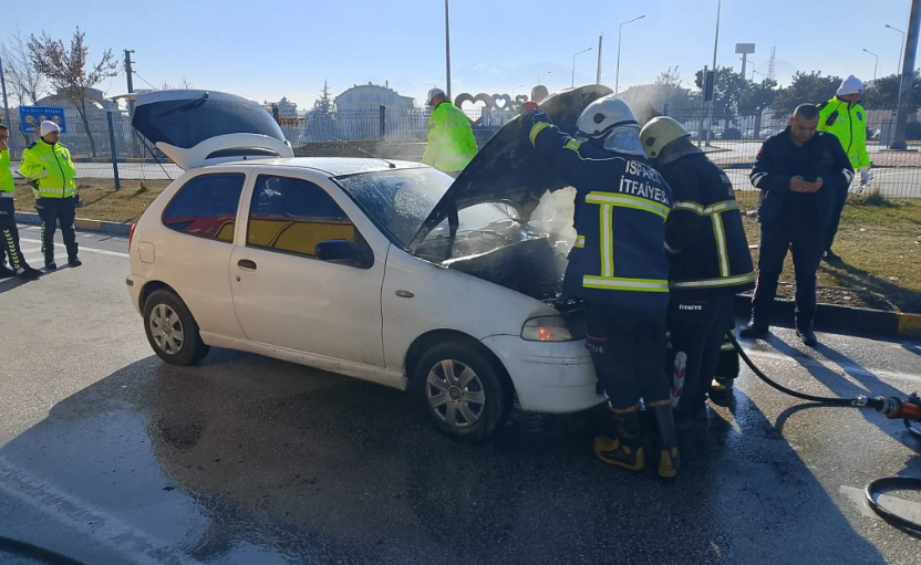 Aracın motor bölümünde yangın çıktı