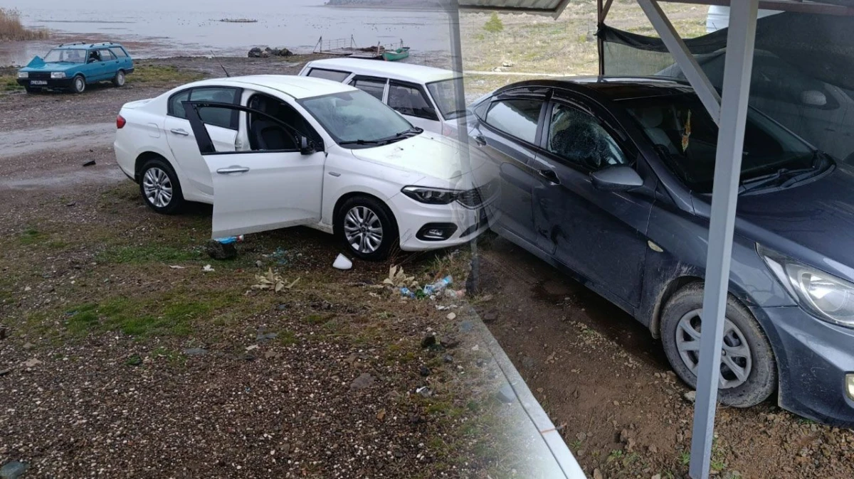 Ara&ccedil;ların Camlarını Kırıp ak&uuml;leri &ccedil;aldılar