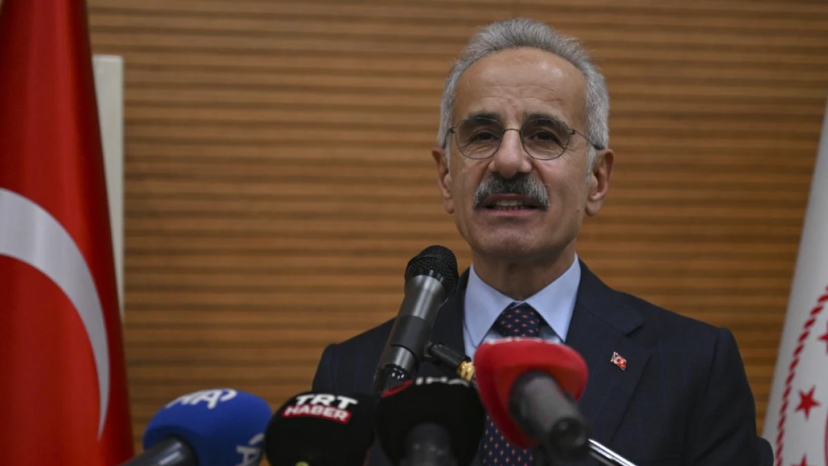 Bakan Uraloğlu: H&uuml;rm&uuml;z'deki 15 T&uuml;rk sahipli geminin personeliyle irtibat s&uuml;r&uuml;yor