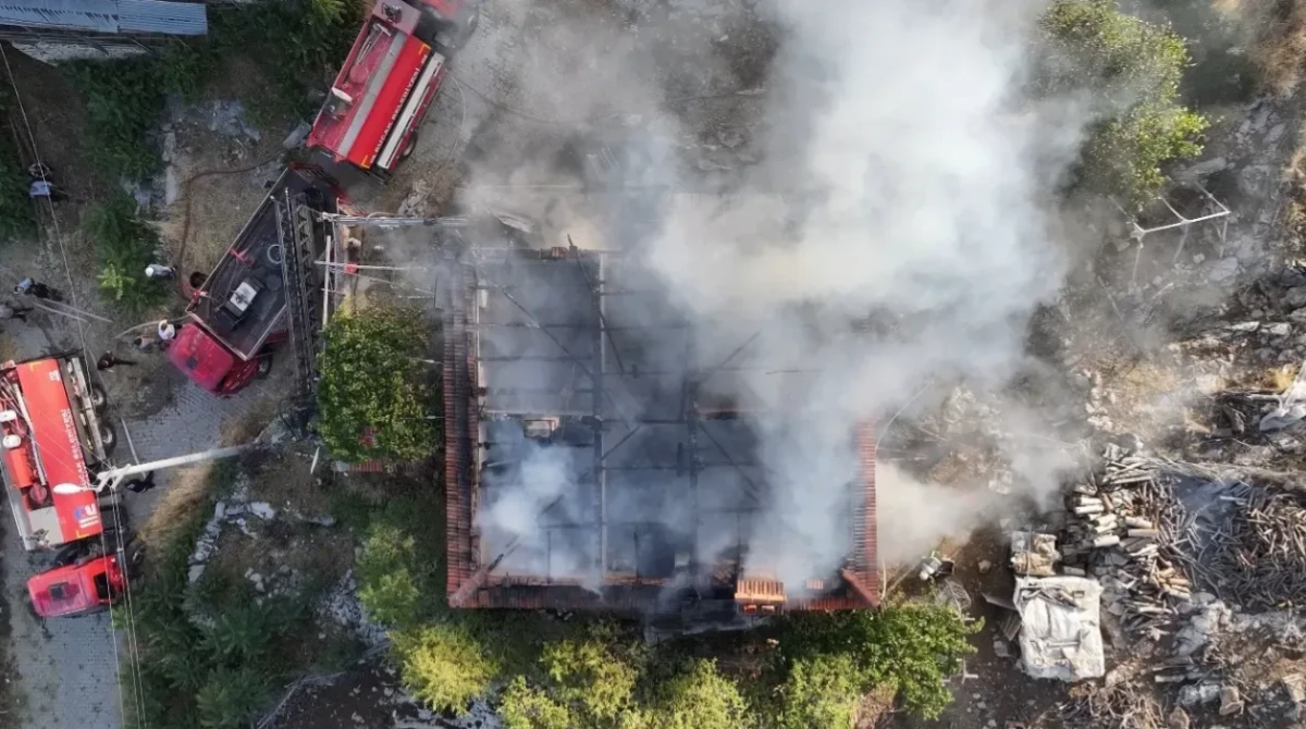 Banyo sobasından çıkan yangın evi küle çevirdi