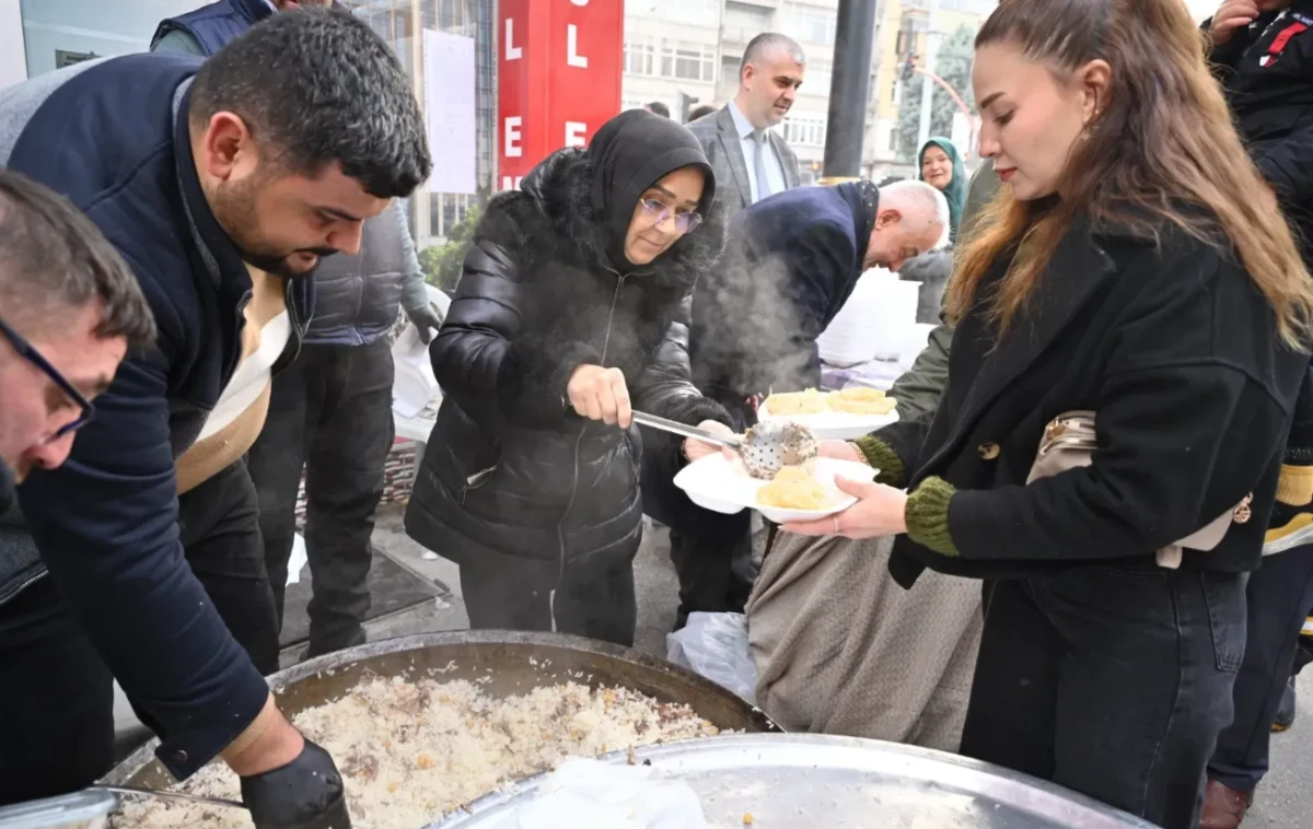 Başdeğirmen &ccedil;ifti, kandil geleneğinde &ccedil;ocukları sevindirdi