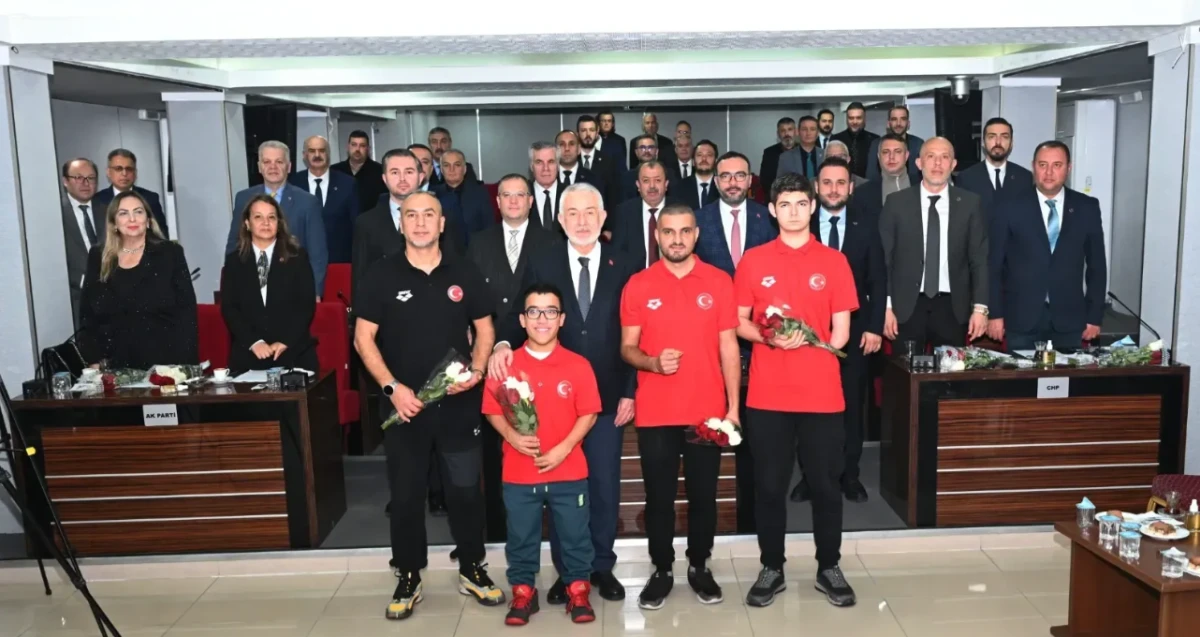 Başkan Başdeğirmen, engelli başarılı sporcuları altınla ödüllendirdi