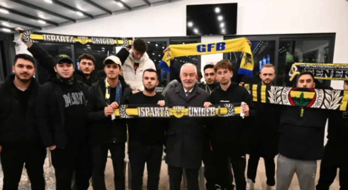 Başkan Başdeğirmen, Fenerbah&ccedil;e ma&ccedil;ını vatandaşlarla izledi 