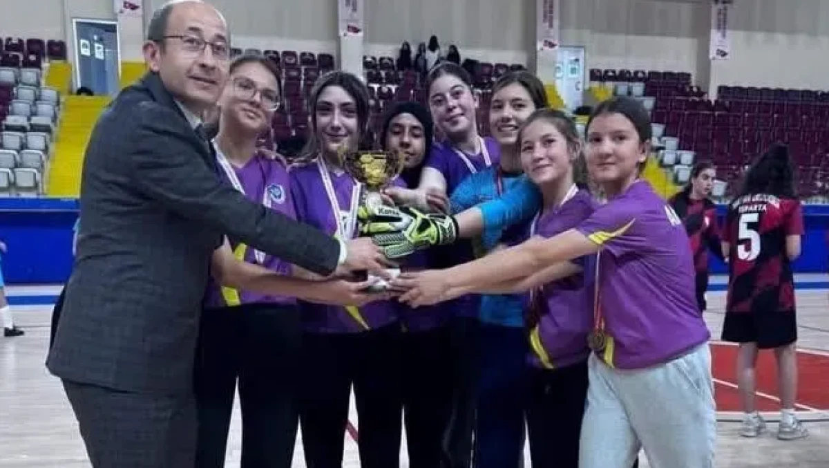 Başkan Parlak'tan başarılı &ouml;ğrencilere teşekk&uuml;r