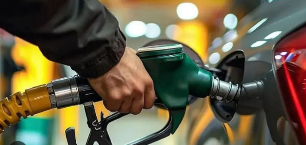 Benzine Zam Geldi Gece Yarısından İtibaren Geçerli