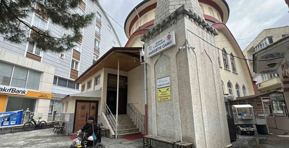 Caminin sadaka kutusundan para &ccedil;alan adam yakalandı