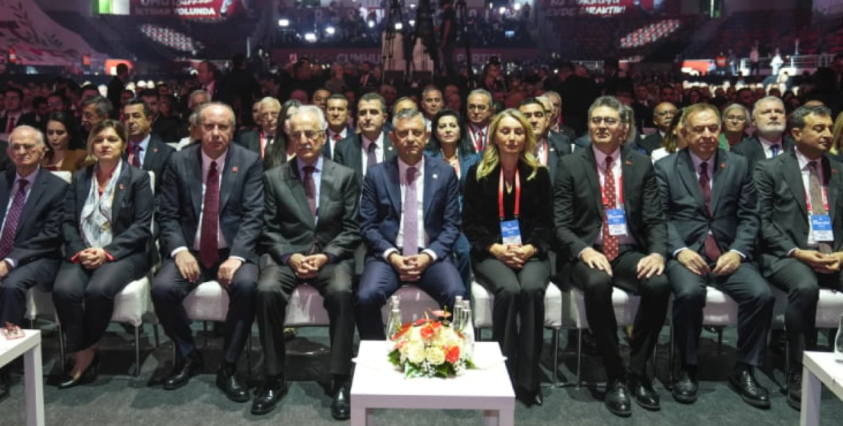 CHP kurultayı: AKP heyeti Erdoğan yuhalanınca salonu terk etti