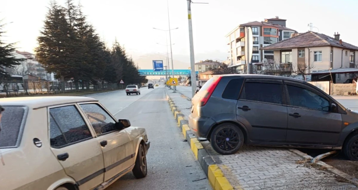 &Ccedil;&uuml;n&uuml;r Kavşağında Kaza: Ara&ccedil; Kaldırıma &Ccedil;ıktı