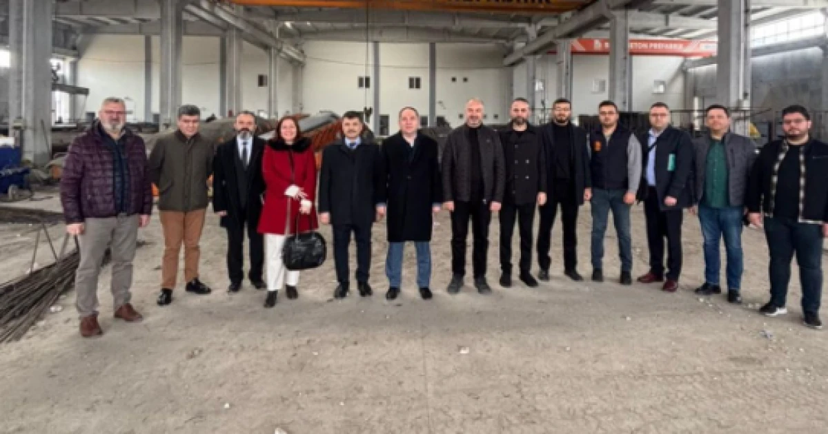 Devlet &Uuml;reticinin Yanında