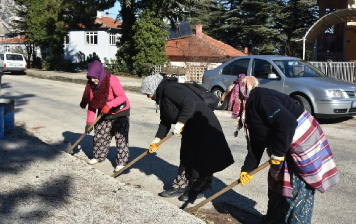 Eğirdir Belediyesi Fen İşleri Ekipleri İl&ccedil;e Genelinde Sahada