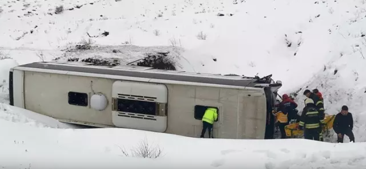 Erzincan'da yolcu otobüsü şarampole yuvarlandı! Yaralılar var