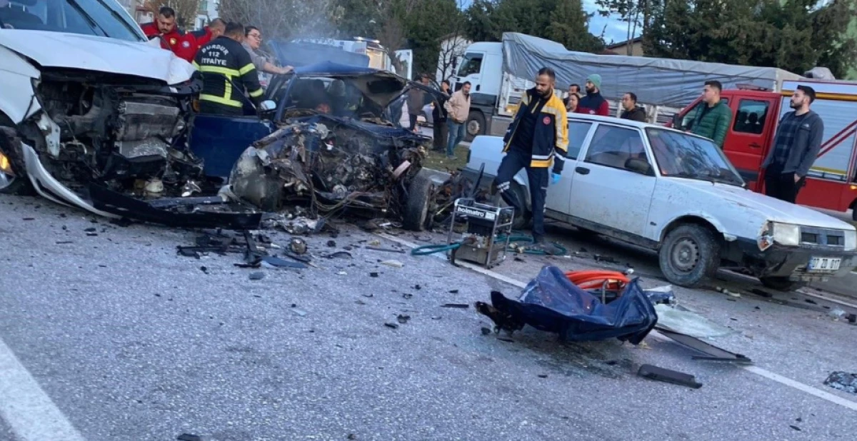 Feci kaza: 2 ölü 3 yaralı