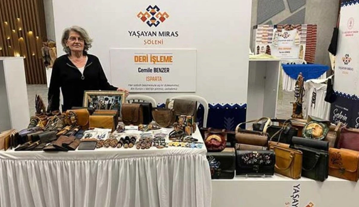 Geleneksel Deri Sanatını Kadın Eliyle Yaşatıyor