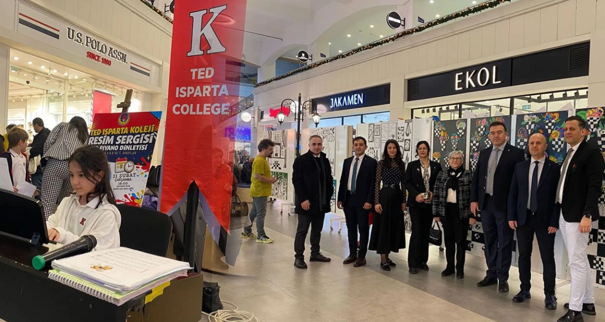 Gen&ccedil; Yeteneklerden Pop Art ve Op Art R&uuml;zg&acirc;rı: TED Isparta Koleji Sergisi B&uuml;y&uuml;k İlgi G&ouml;rd&uuml;