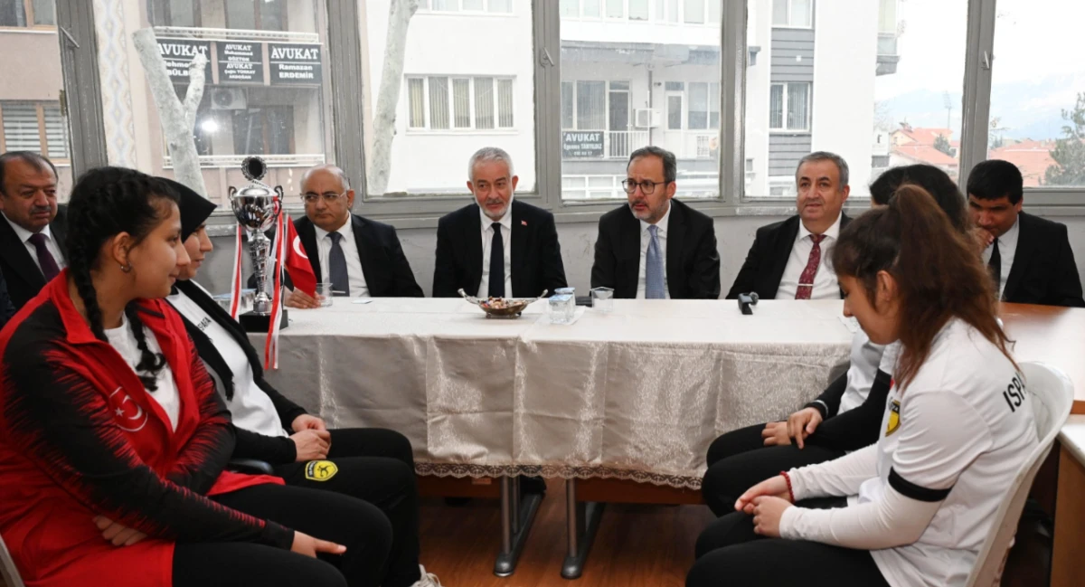 G&ouml;rme engelliler: &ldquo;Ş&uuml;kr&uuml; başkanımız Isparta i&ccedil;in bulunmaz bir nimet&rdquo;