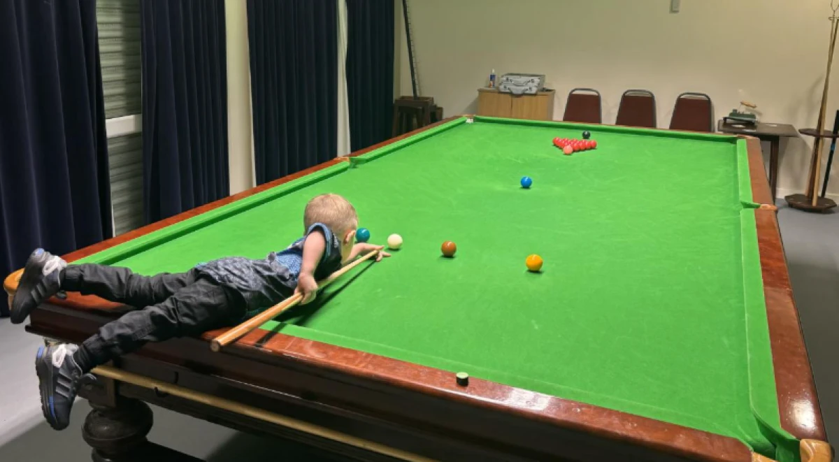 İki yaşındaki &ccedil;ocuk bilardo şovlarıyla iki Guinness D&uuml;nya Rekoru kırdı