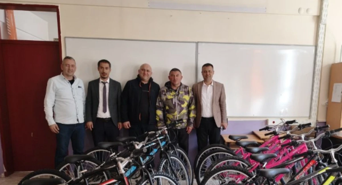 Isparta 1903 Beşiktaşlılar Derneğinden &Ouml;ĞRENCİLERE BİSİKLET HEDİYESİ