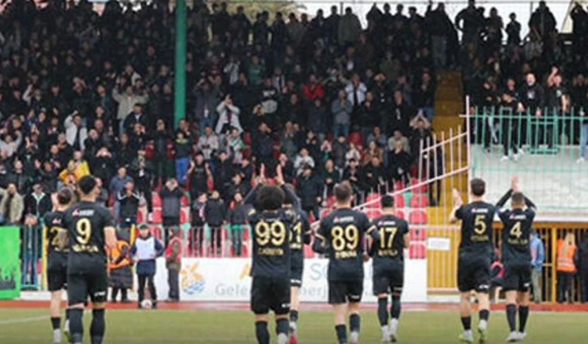 Isparta 32 spor evinde son kez taraftarıyla buluşuyor