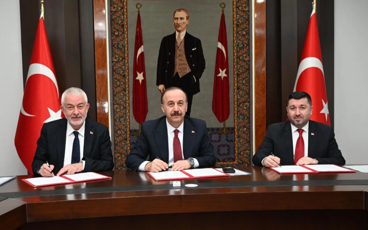 Isparta Belediyesi 3 okula daha halı saha kazandırıyor