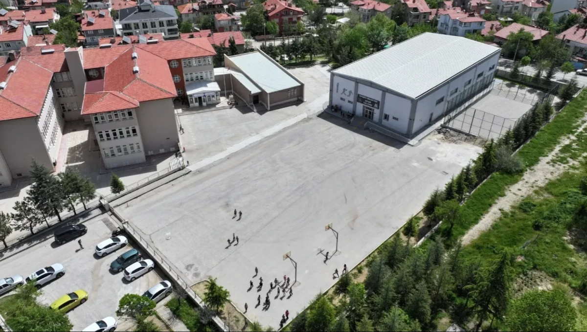Isparta Belediyesİ, 3 okula halı saha ve 1 okula kapalı spor salonu kazandırıyor