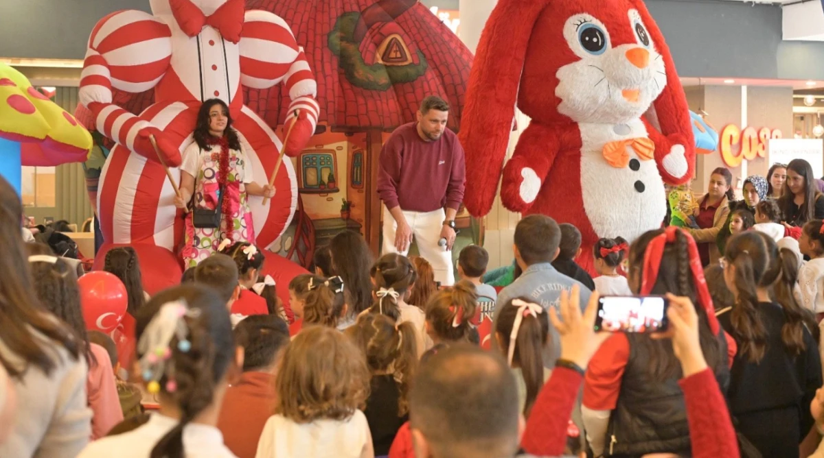 Isparta Belediyesi tarafından d&uuml;zenlenen 23 Nisan etkinliğinde &ccedil;ocuklar coşku dolu anlar yaşadı