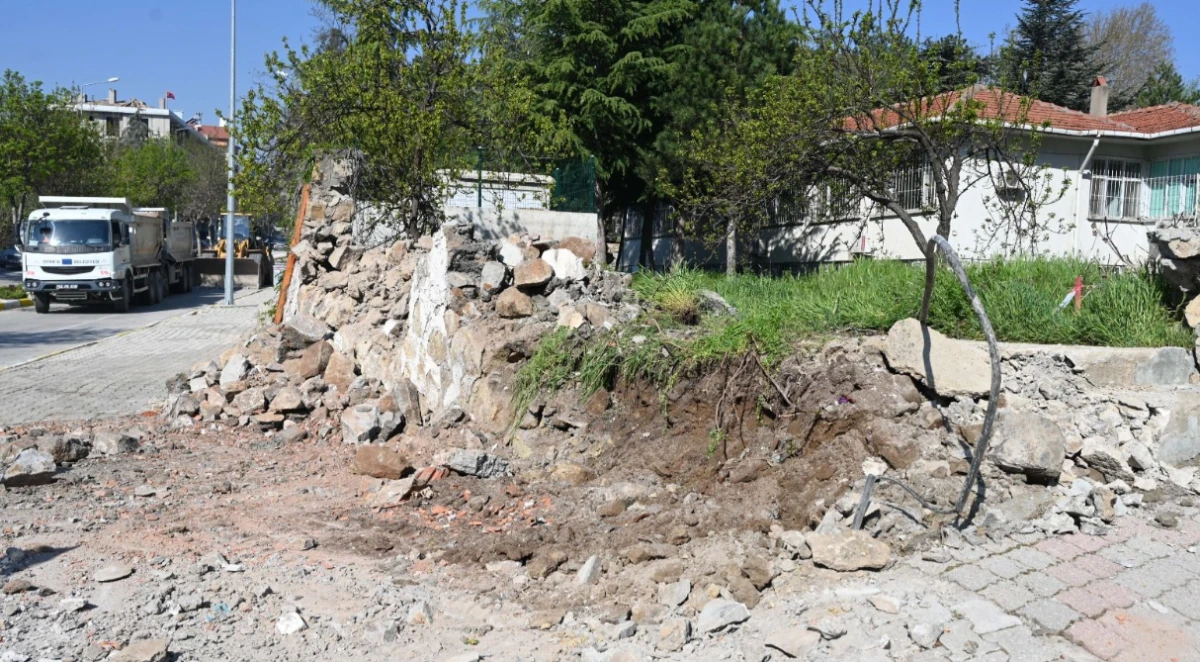 Isparta Belediyesi&rsquo;nden eğitim b&ouml;lgesine modern dokunuş: Eski duvar yıkıldı