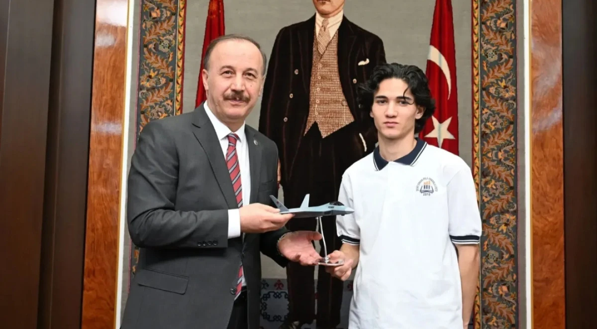 Isparta Valisi Erin, Başarılı &Ouml;ğrencileri &Ouml;d&uuml;llendirdi