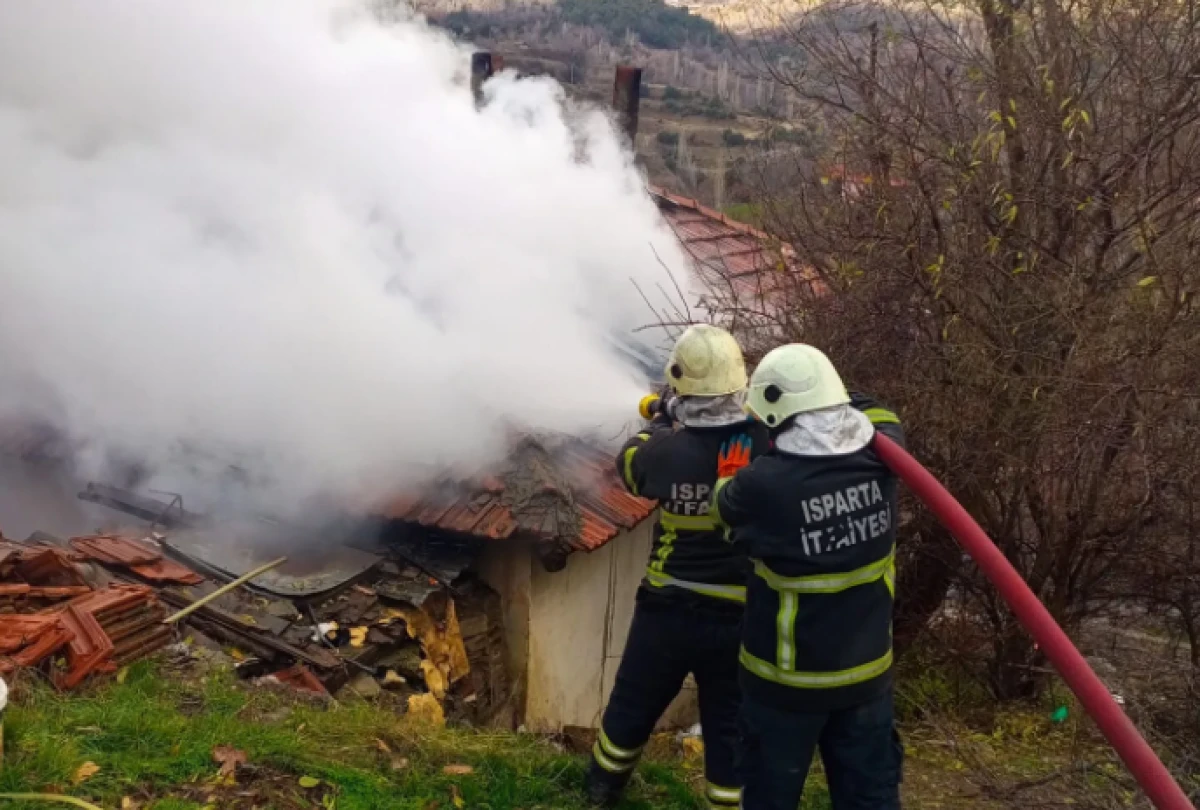 Isparta&rsquo;da ev yangını