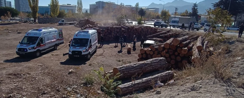 Isparta’da feci kaza: Araç Kereste Yığınına Girdi