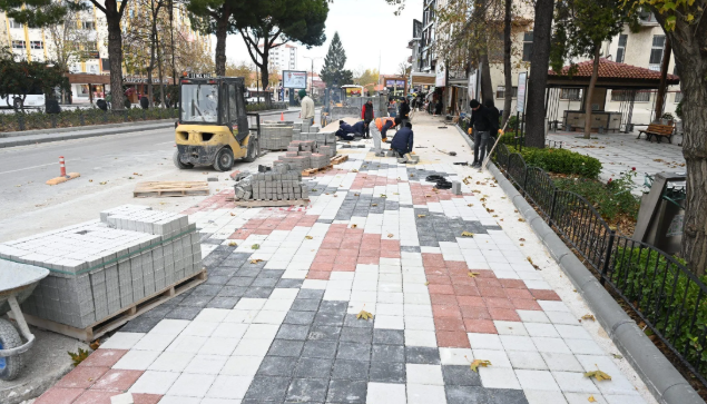 Isparta’da kaldırım yenileme çalışmaları devam ediyor