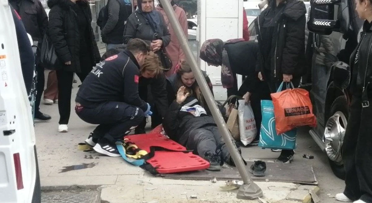 Isparta&rsquo;da kontrolden &ccedil;ıkan otomobil yayaya &ccedil;arptı: 1 yaralı