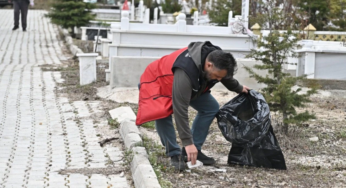 Isparta&rsquo;da Mezarlıklar Ramazan Bayramı&rsquo;na Hazırlanıyor