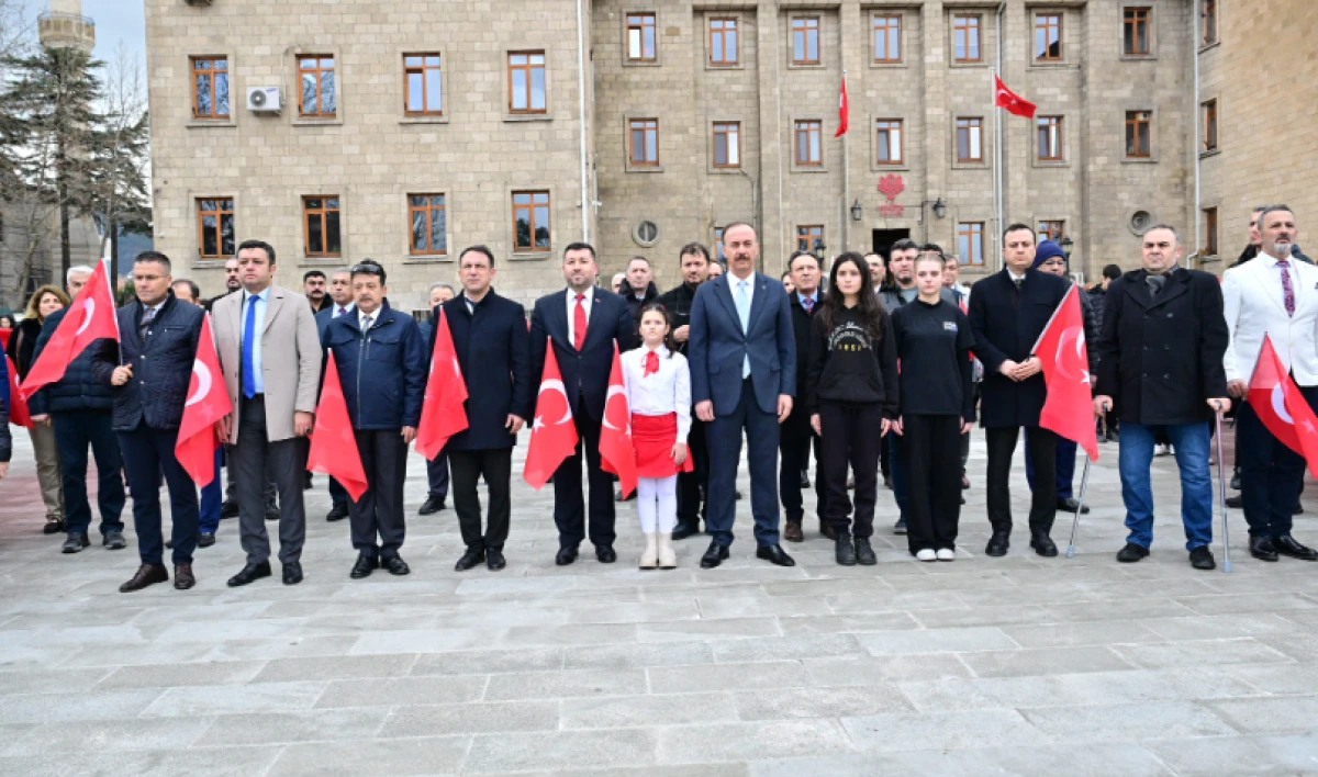 Isparta&rsquo;da &Ouml;ğrencilerden &ldquo;Bayrağa Sevgi Y&uuml;r&uuml;y&uuml;ş&uuml;&rdquo;