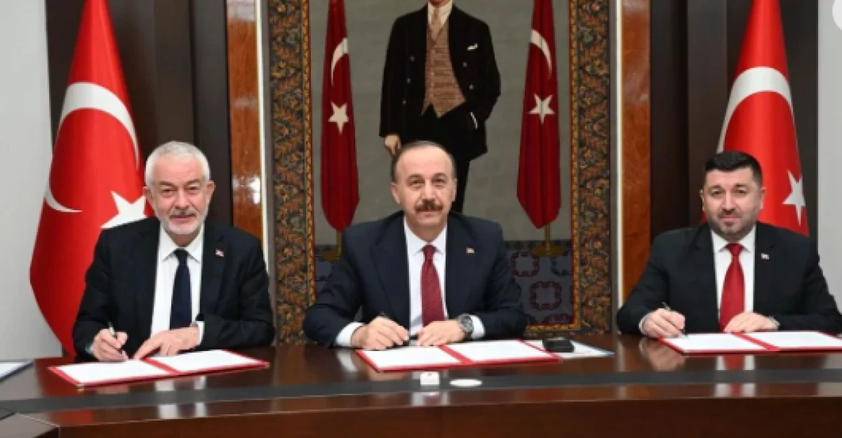 Isparta&rsquo;da Okullara Halı Saha M&uuml;jdesi; Protokol İmzalandı