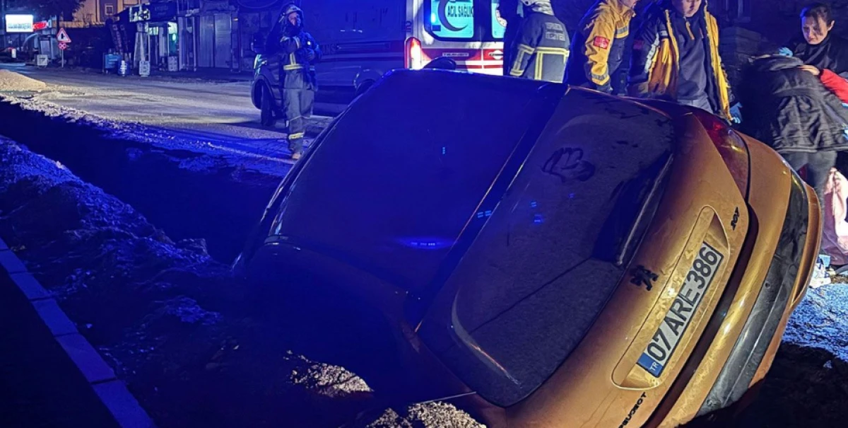 Isparta'da otomobil &ccedil;ukura saplandı