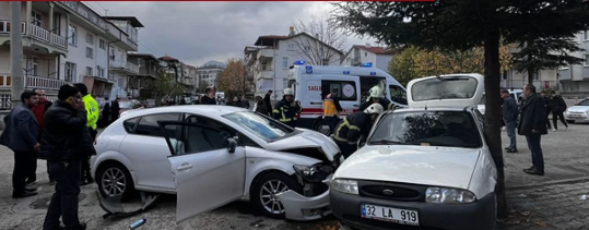 Isparta'da otomobiller çarpıştı: Yaralılar var