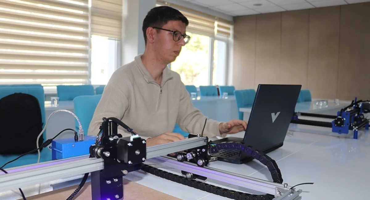 Isparta'da &uuml;niversite &ouml;ğrencisi lazer kesim makinesi geliştirdi