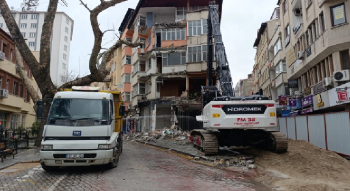 Isparta&rsquo;da Yan Yatan Riskli Bina Kontroll&uuml; Şekilde Yıkılıyor