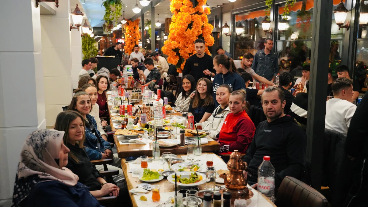 Isparta&rsquo;nın en b&uuml;y&uuml;k amat&ouml;r kul&uuml;b&uuml; iftar yemeğinde buluştu