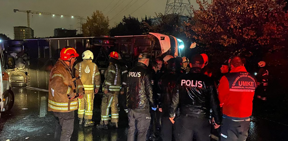 İstanbul'da yolcu otobüsü devrildi: 2 ölü, 18 yaralı